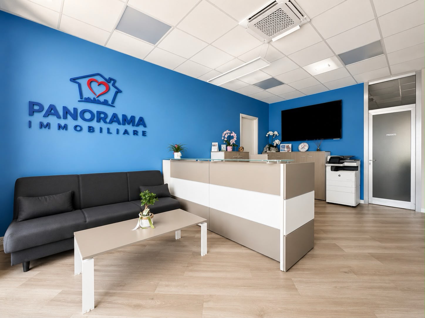 Parete con logo Panorama Immobiliare
