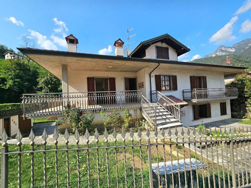 Villa | Via Villaggio Europa, Val Brembilla
